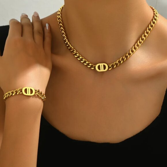 Elegant Gold Chain Necklace - Picture 3 of 3